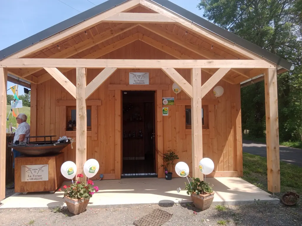 La boutique de vente directe en bois de la Ferme du Graillou à Cézens dans le Cantal