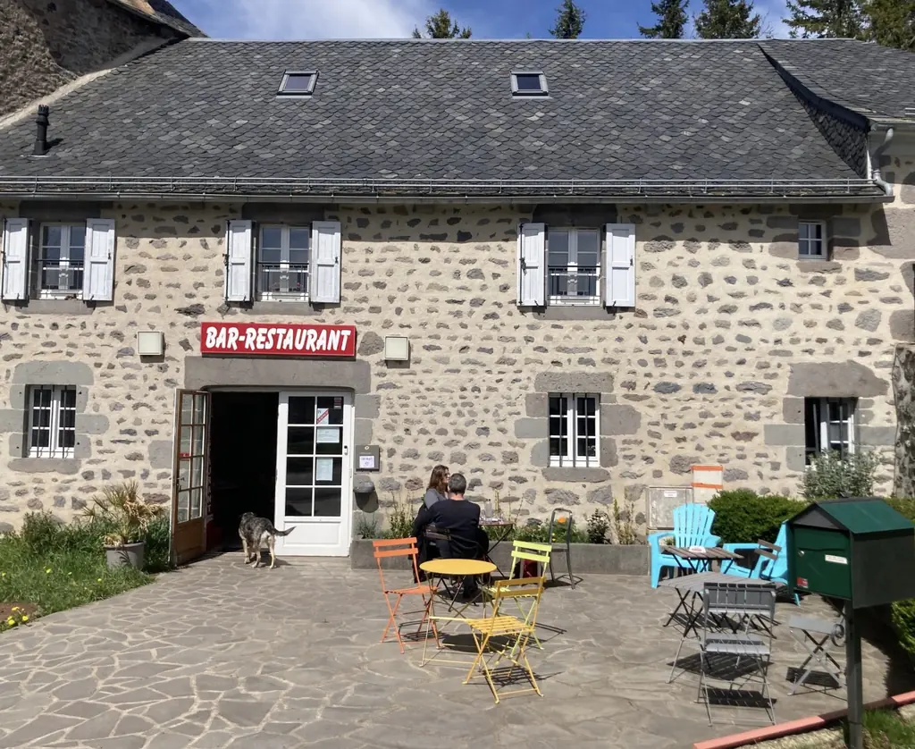 L'auberge de la famille Gras au cœur du village de Cézens, dans le Cantal