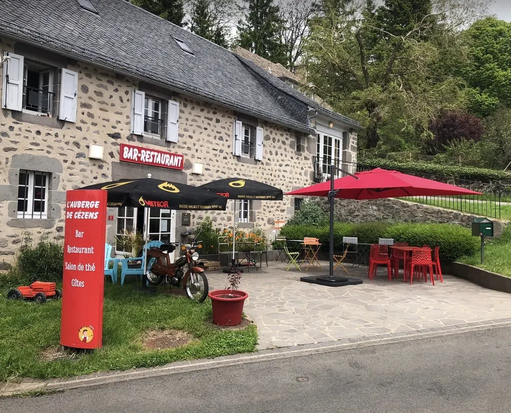 Salle de l'auberge de la Ferme du Graillou à Cézens, ambiance chaleureuse et conviviale